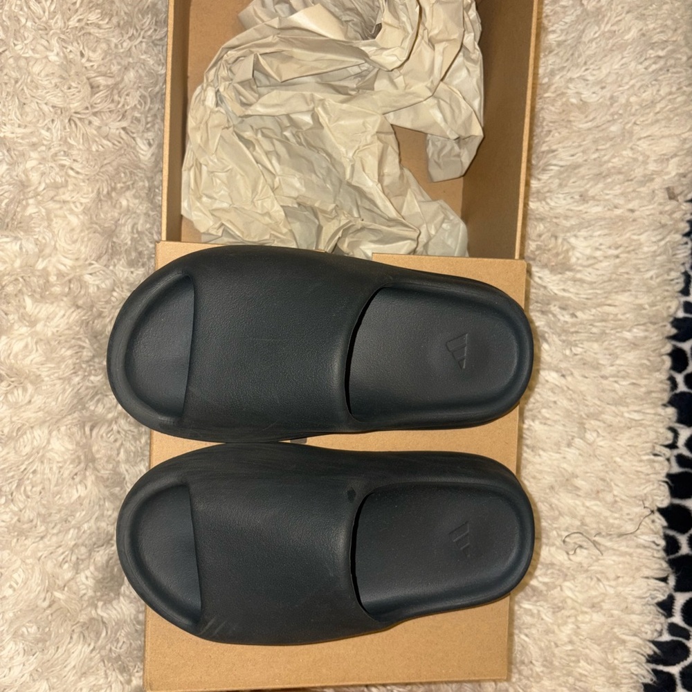 Yeezy Slides Size 4Y